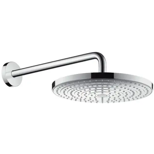 Hansgrohe Kopfbrause mit flacher, runder Sprühfläche und Brausearm in Chrom, montiert an der Wand mit gleichmäßiger Anordnung der Düsen.